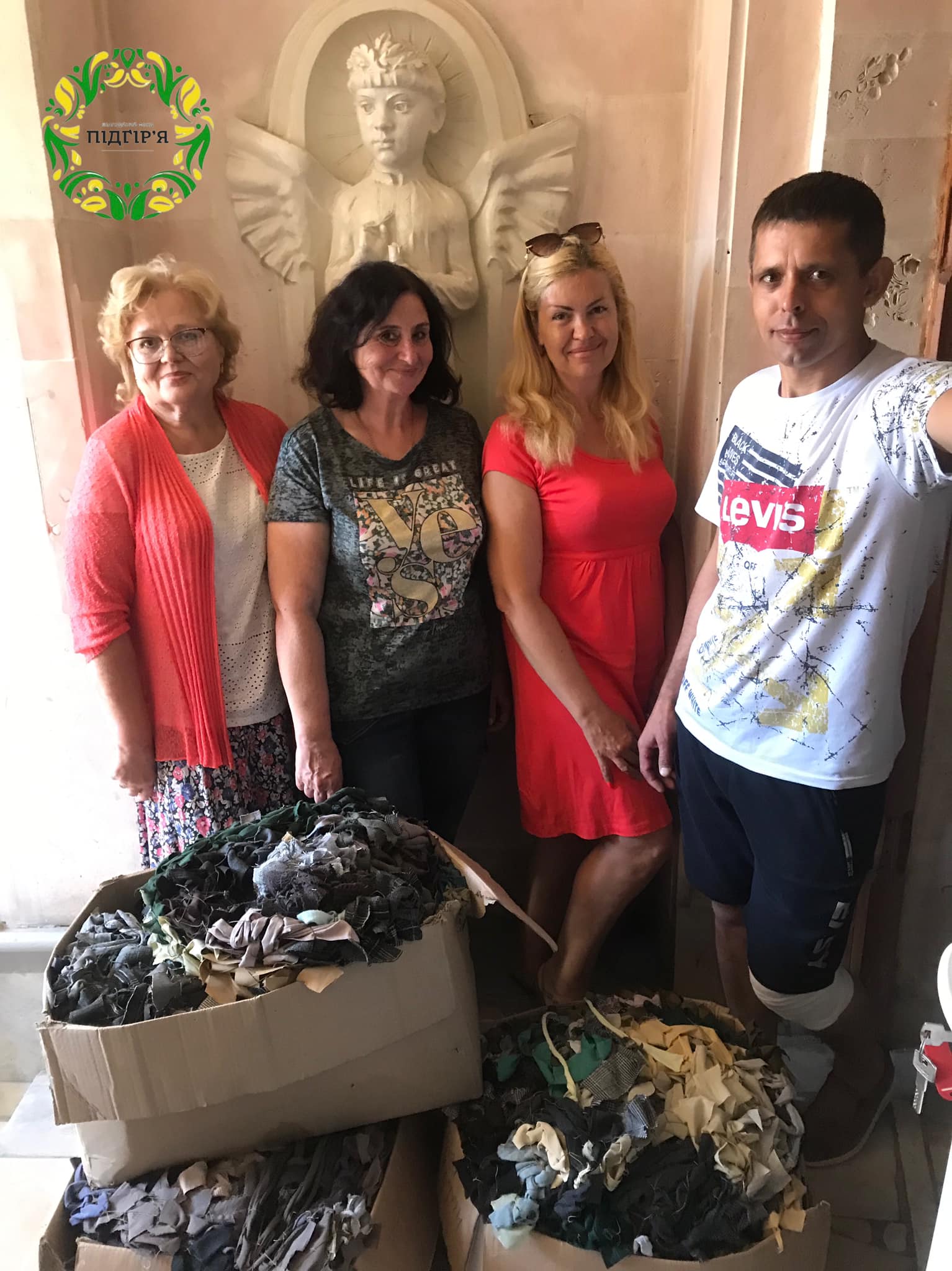 Передаємо маскувальні сітки хлопцям на передову