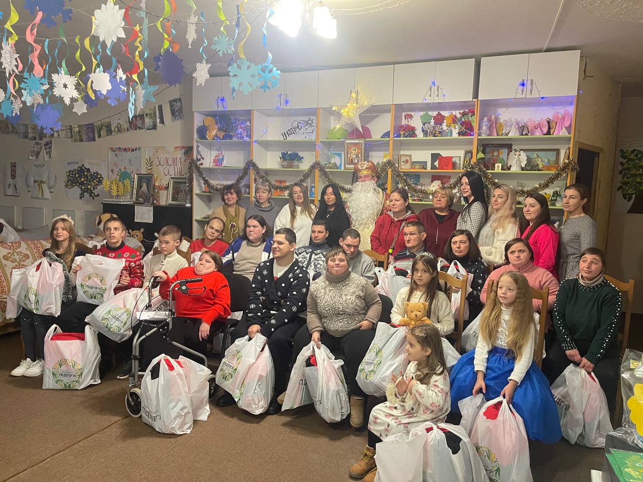 Солодкі подарунки для діток «Надії є»